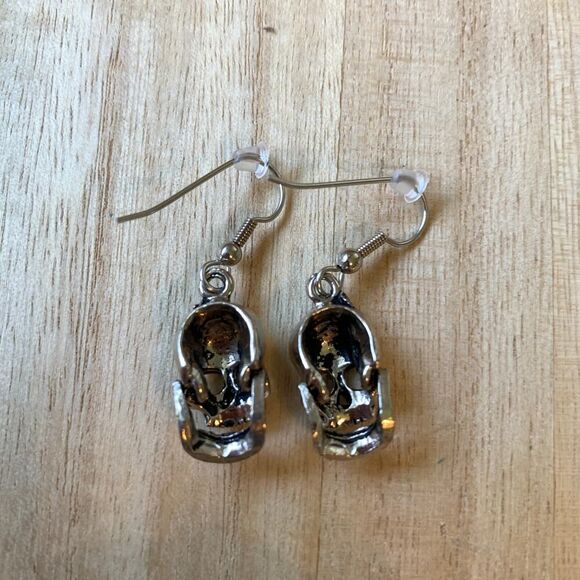 💀 Metallic Skull Dangle Earrings Silver Tone Goth Punk Halloween Vibes - Picture 4 of 6